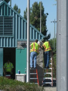 HowManyGuysToChangeLightBulb