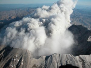 Mt_St_Helens_steaming_October_2004